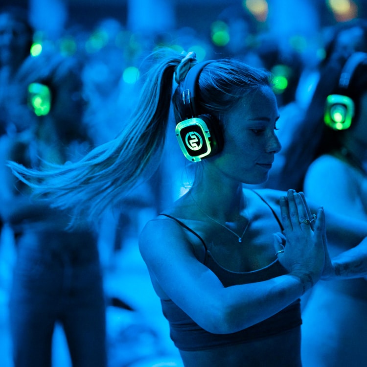 Silent yoga party con cuffie luminose e luci blu