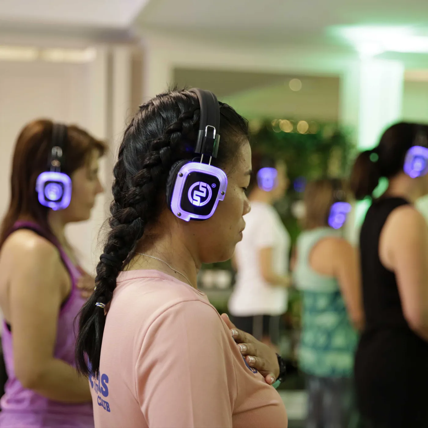 Pratica di respirazione in piedi con cuffie wireless luminose